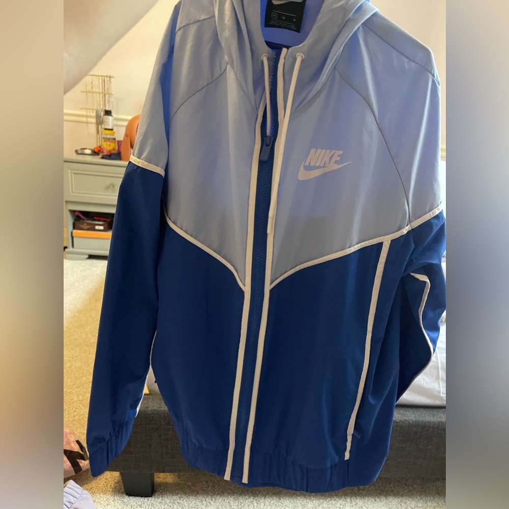 nike wind breaker size medium